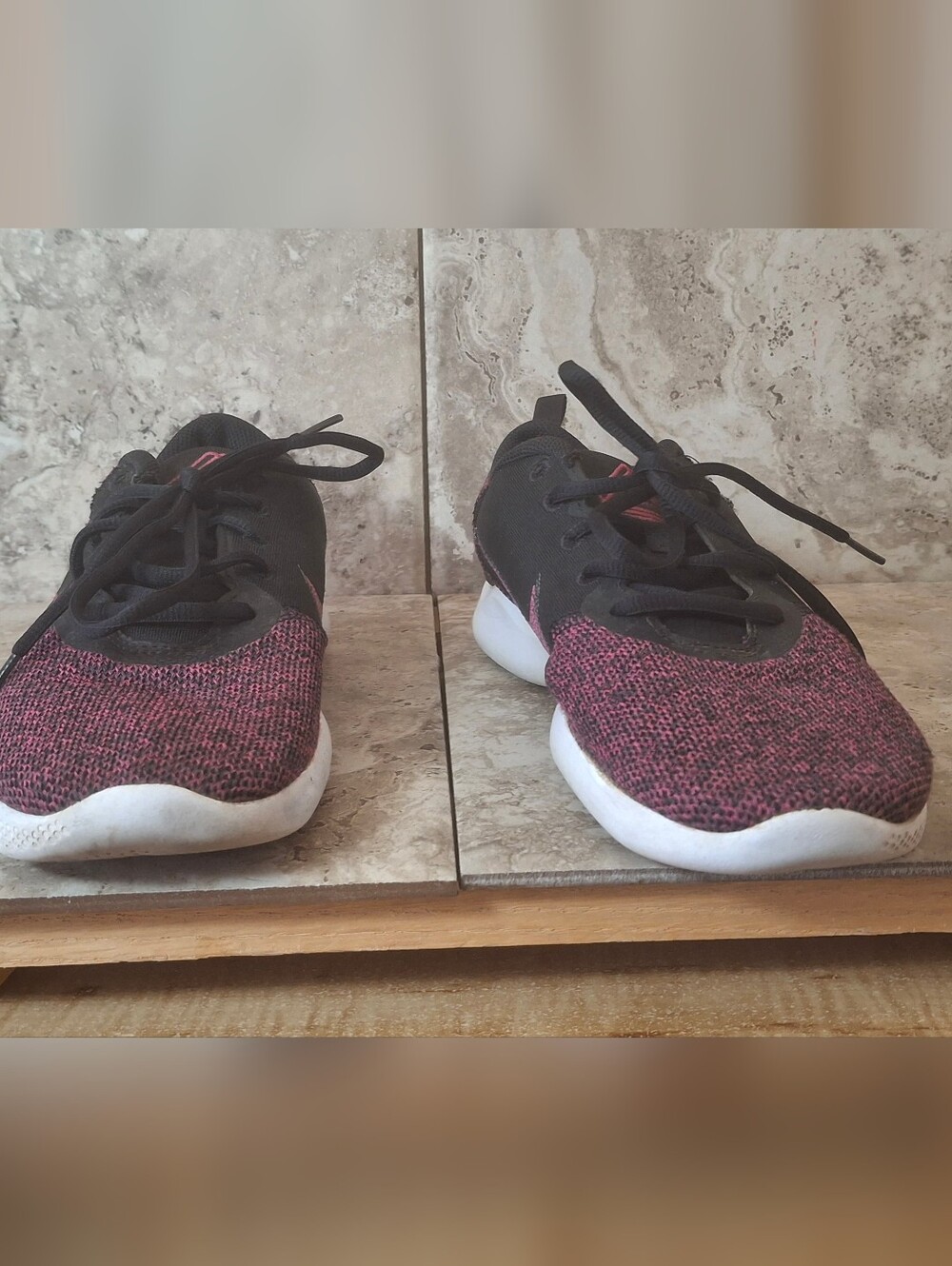 Nike Women's Black and Pink Athletic Shoes